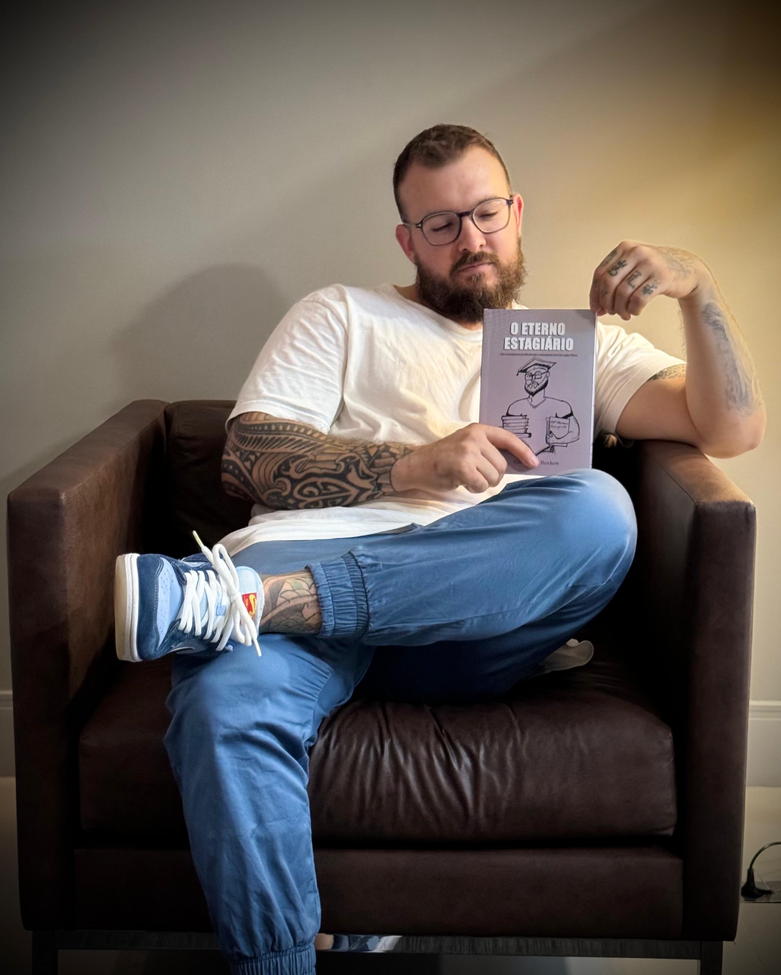 Guilherme Roxkow com o livro O Eterno Estagiário